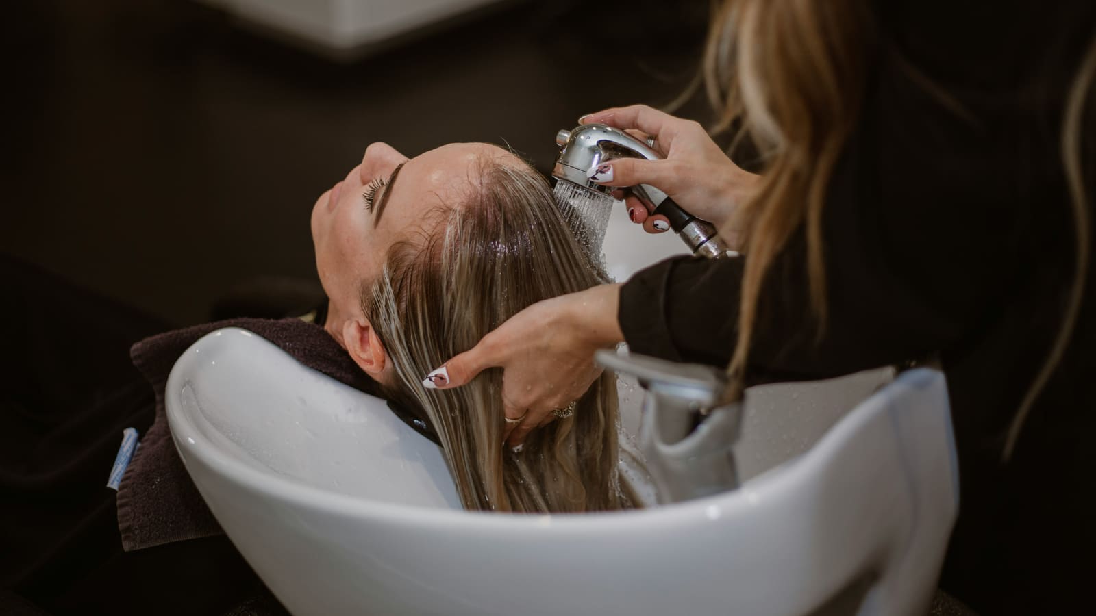 Professionnel recevant un client sur rendez-vous
